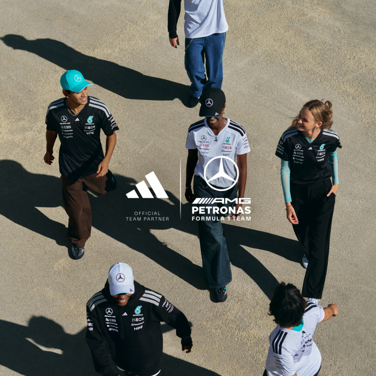 Ragazzi che indossano abbigliamento adidas x Mercedes F1