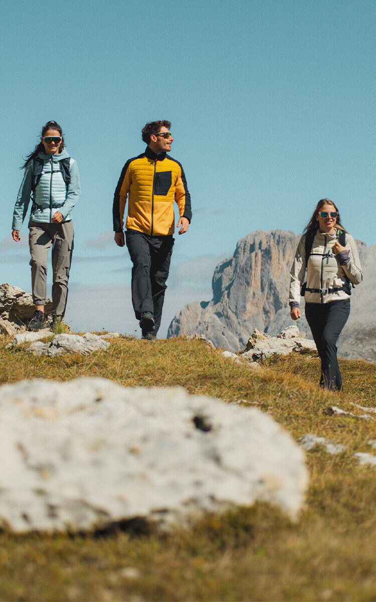 Gruppo di amici che cammina in montagna vestiti con la nuova linea di abbigliamento SS26 di 8848 outdoor