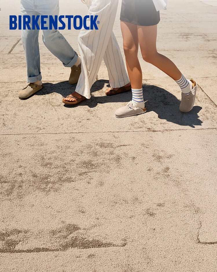 Ragazzi che indossano sandali Birkenstock