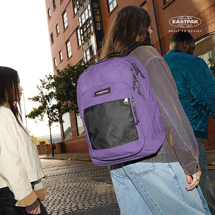 Ragazza con zaino Eastpak