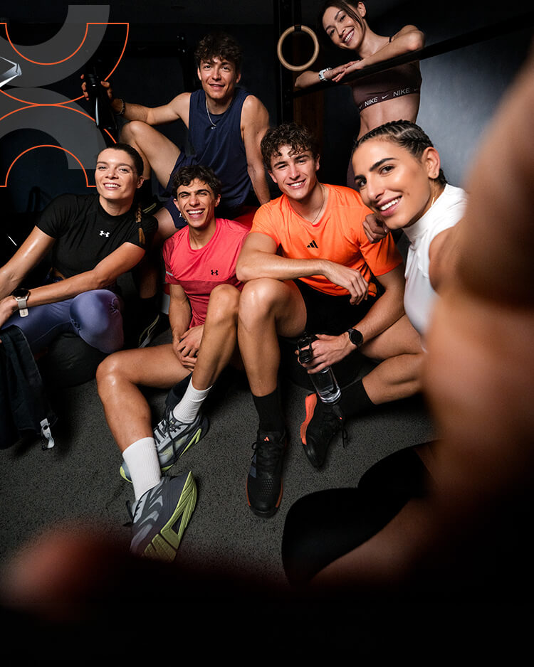 Gruppo di ragazzi in palestra che parla dopo un allenamento