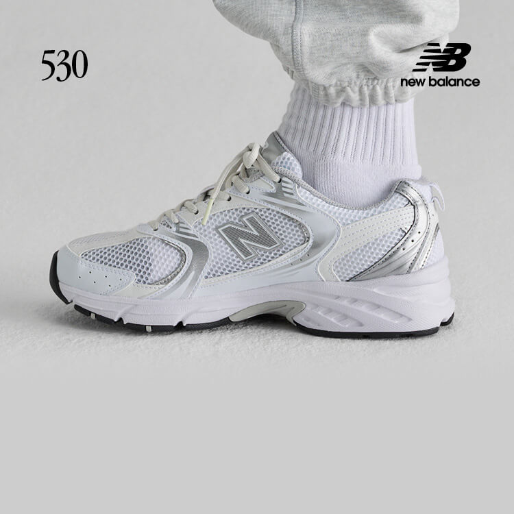 Persona che indossa sneakers New Balance 530