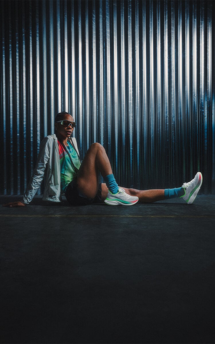 Ragazza che indossa scarpe da running Saucony Endorphin
