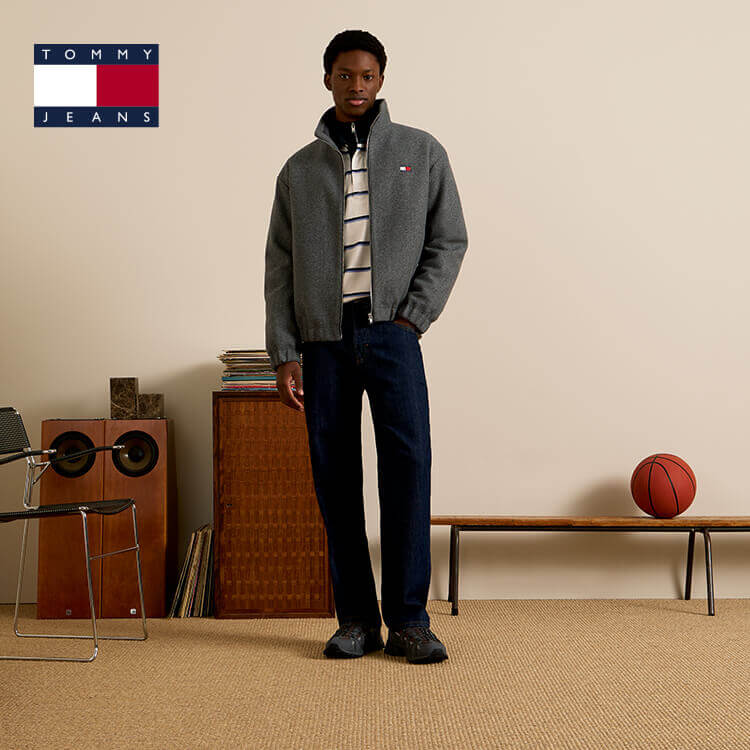 Ragazzo che indossa outfit Tommy Jeans