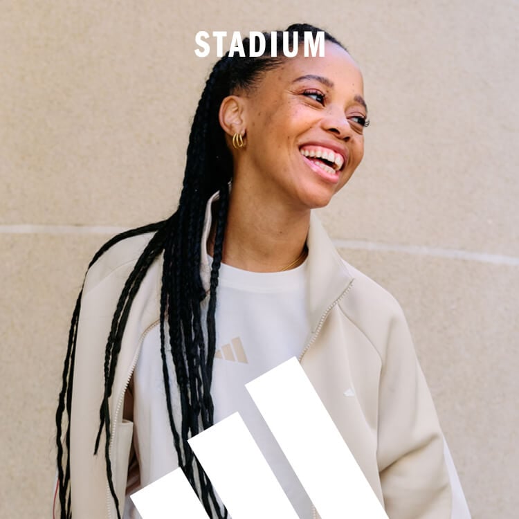 Ragazzi che indossano abbigliamento sportswear adidas Stadium