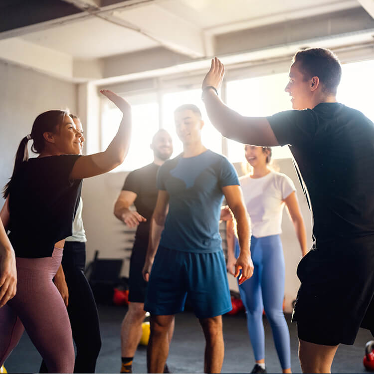 Gruppo di ragazzi che batte il 5 in palestra durante un'allenamento