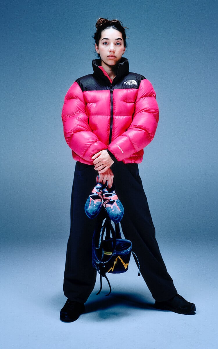 Ragazza che indossa giacca outdoor The North Face Nuptse