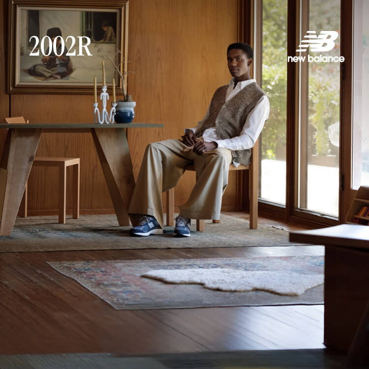 Ragazzo che indossa sneakers New Balance 2002