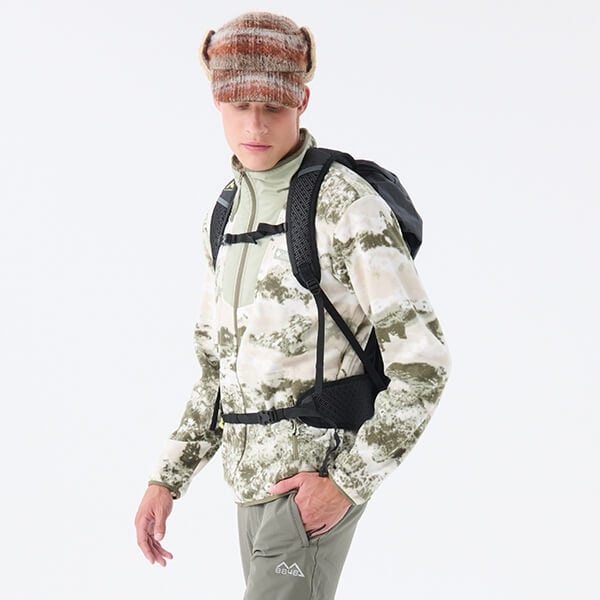 Ragazzo che indossa abbigliamento tecnico da montagna