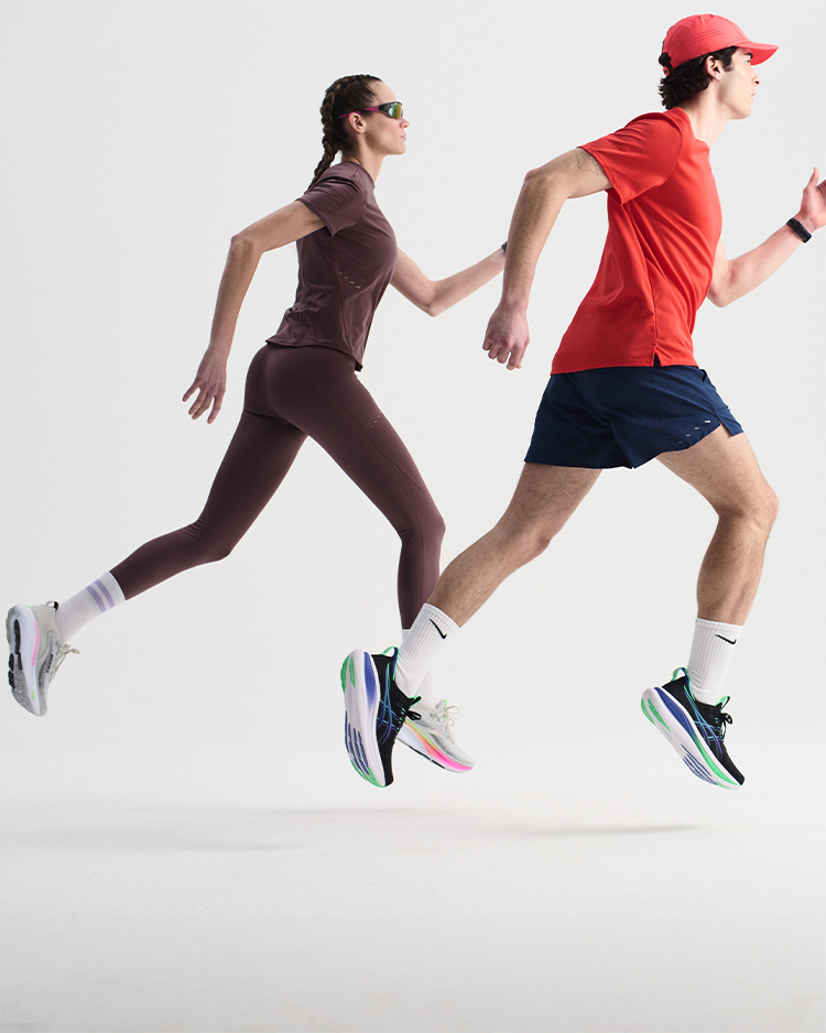 Coppia di ragazzi che corre assieme