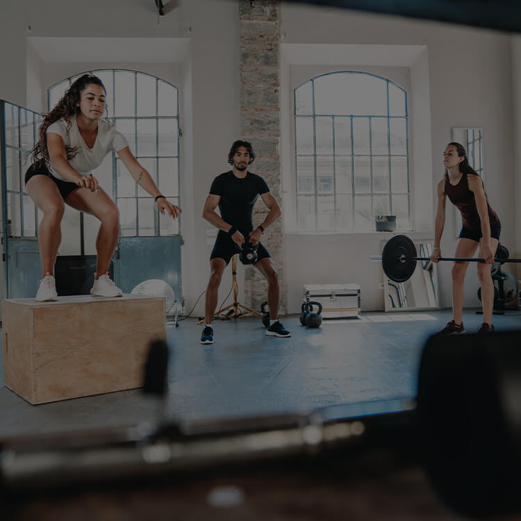 Gruppo di ragazzi e ragazze che si allenano in palestra