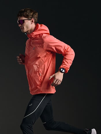 Ragazzo che corre con abbigliamento running