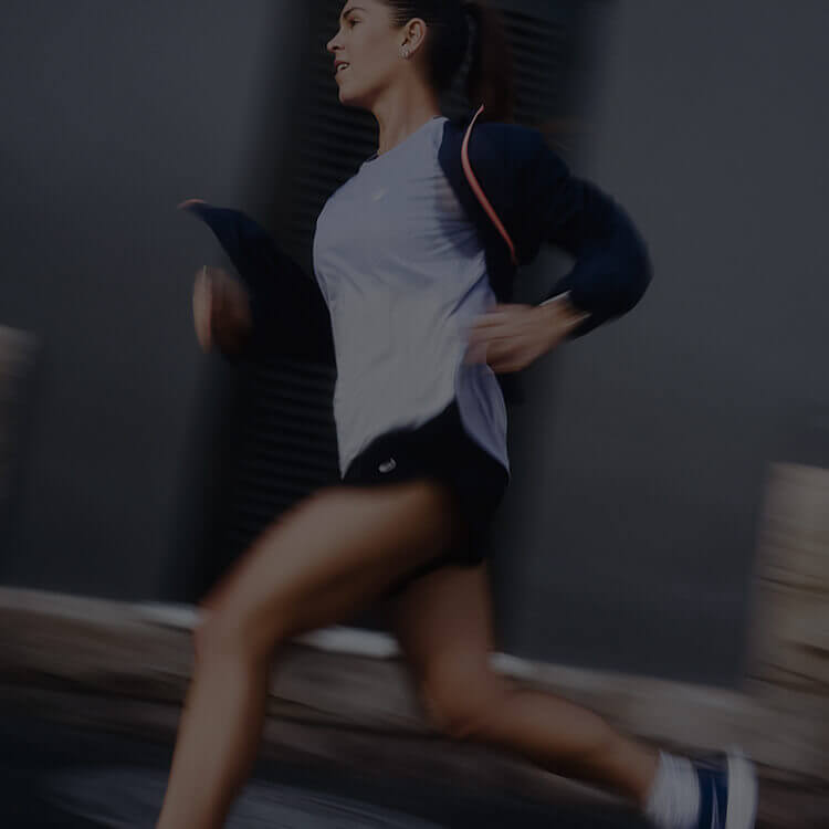 Ragazza che corre da sola