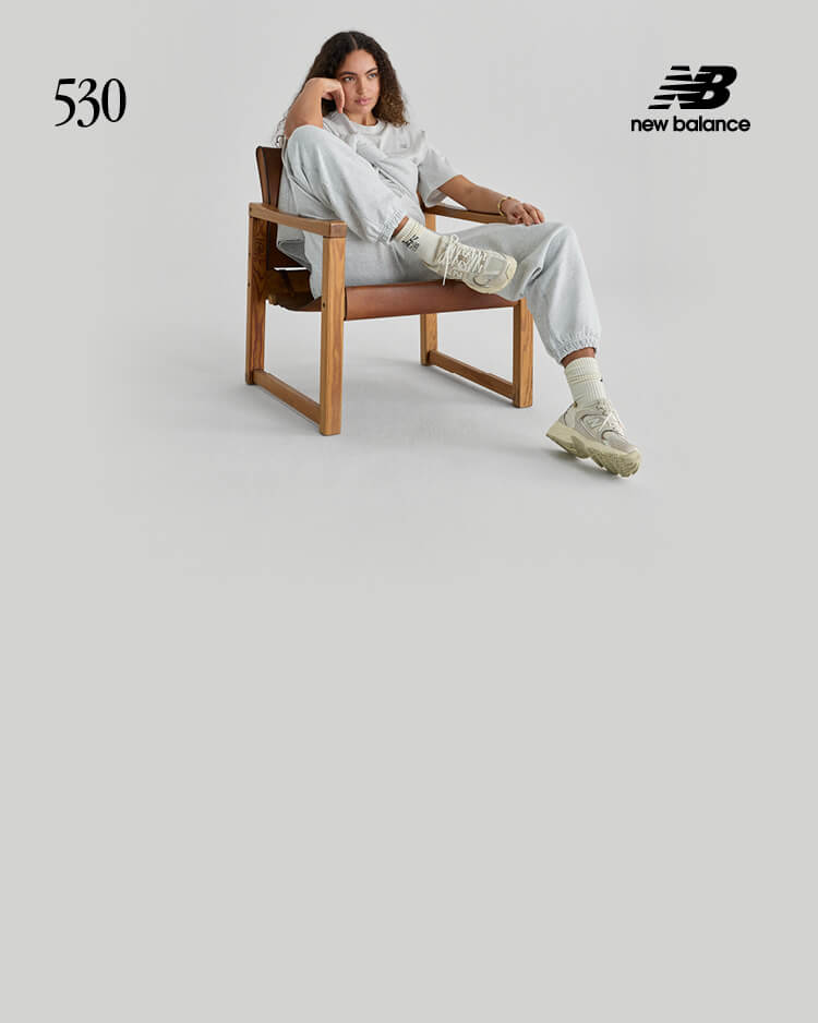 Ragazza che indossa sneakers New Balance 530