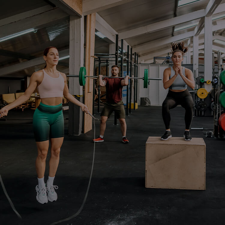Ragazze e ragazzi che si allenano