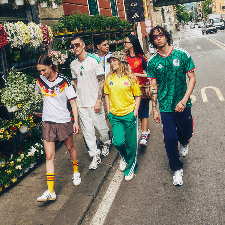 Ragazzi che indossano maglie ufficiali adidas mondiali 2026