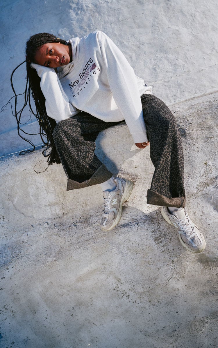Ragazza che indossa snekaers New Balance 530