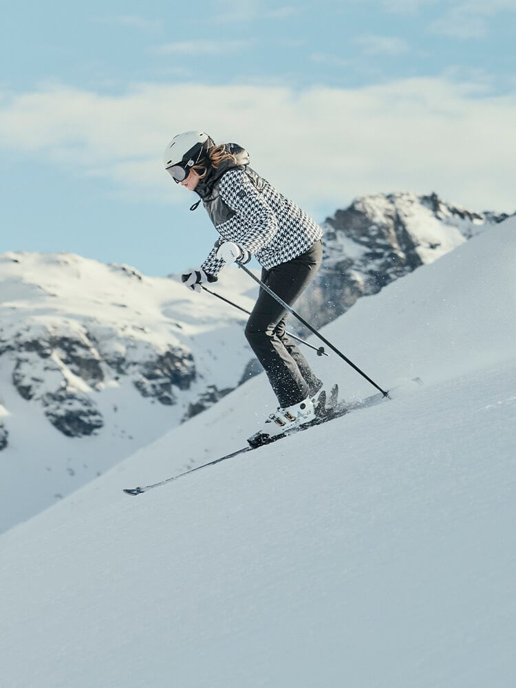 Ragazza che scia su pista