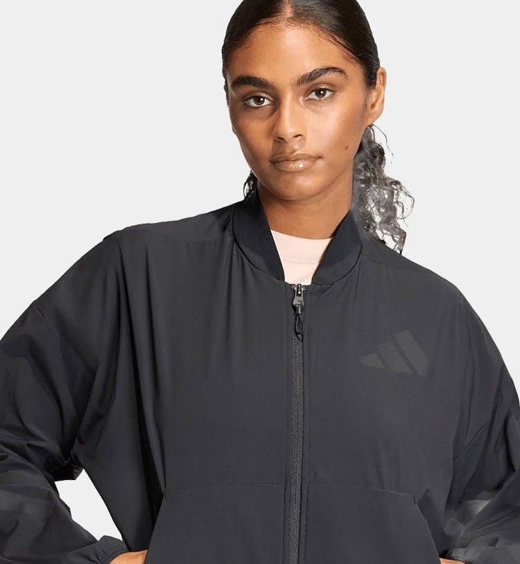 Ragazza che indossa felpa adidas da donna color nero