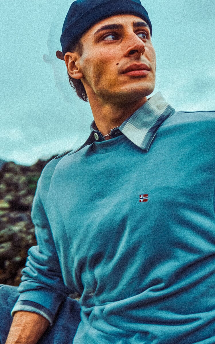 Ragazzo che indossa felpa Napapijri