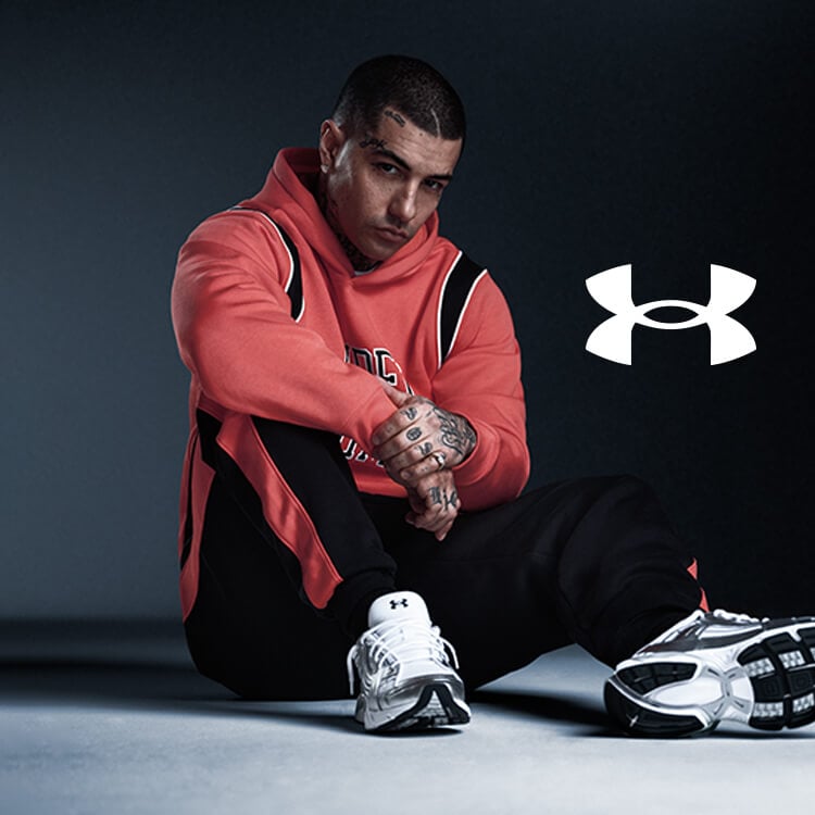 Tony Effe che indossa abbigliamento sportswear Under Armour