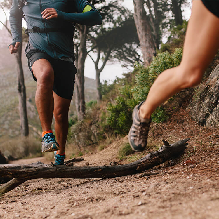 Persone che fanno trail running