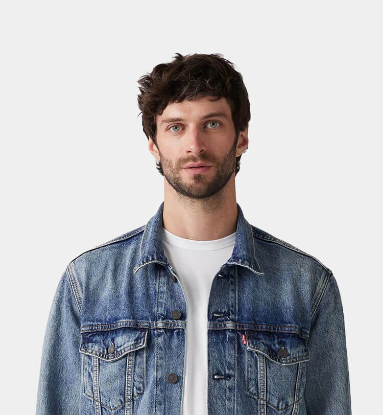 Ragazzo che indossa giacchetta in jeans di Levi's