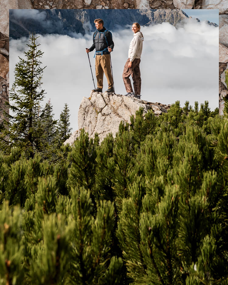 Ragazza e ragazzo che camminano in montagna