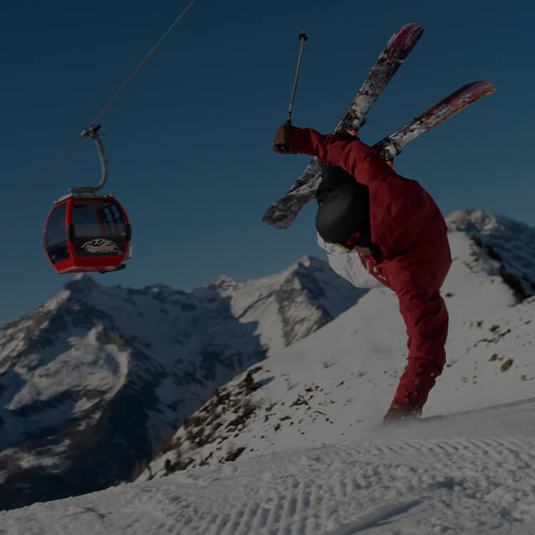 Persona che fa sci discesa acrobatico