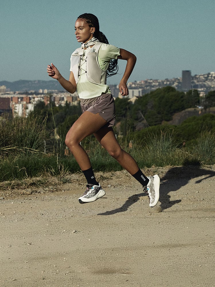 Ragazza che corre con scarpe da running Salomon