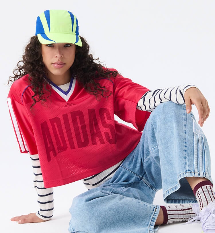 Ragazza che indossa tshirt adidas rossa e jeans