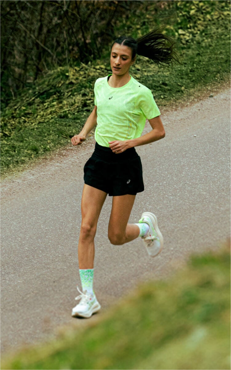 Nadia Battocletti che corre con scarpe da running Asics Nimbus 28