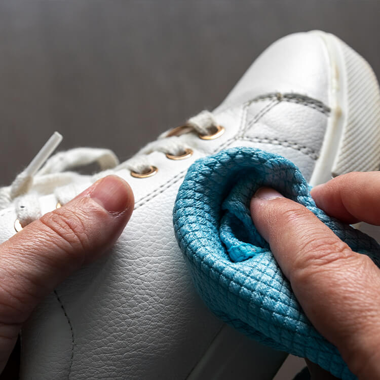 Pulizia di sneakers bianche