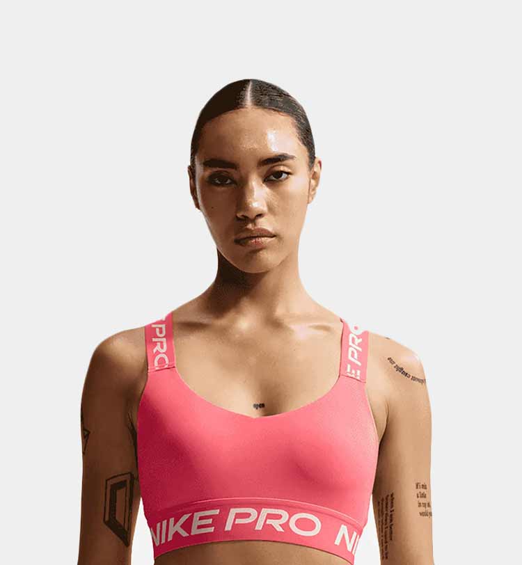 Ragazza che indossa top training rosa Nike PRO