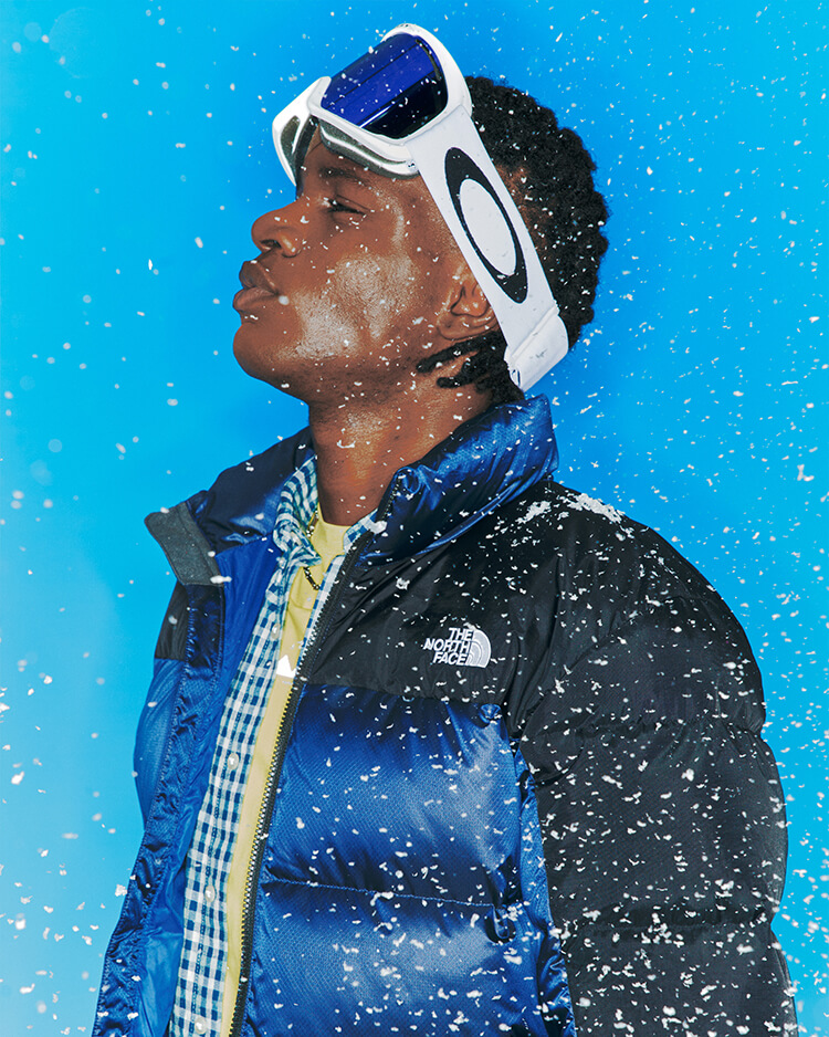 Ragazzo che indossa piumini The North Face e maschera sci Oakley