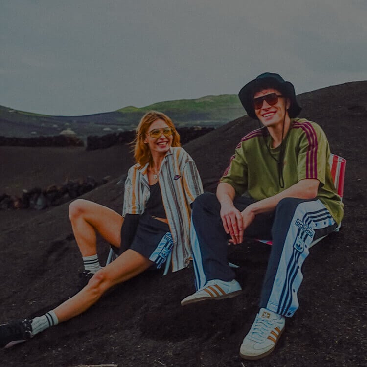 Ragazza e ragazzo che indossano abbigliamento genderless e oversize
