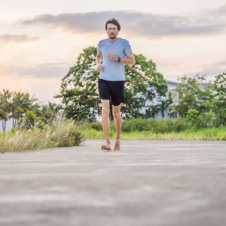 Ragazzo che corre un lungo