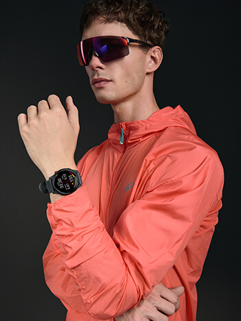 Ragazzo che indossa smartwatch Garmin forerunner