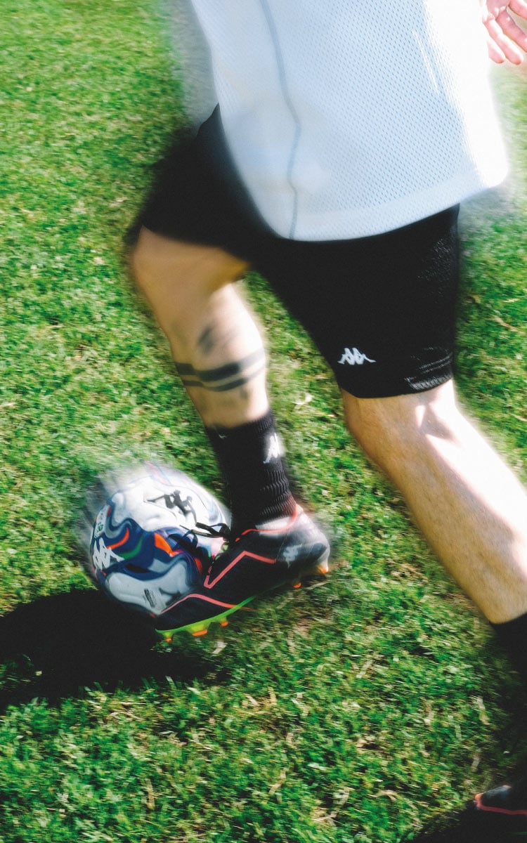 Persona che calcio pallone Kappa Serie BKT