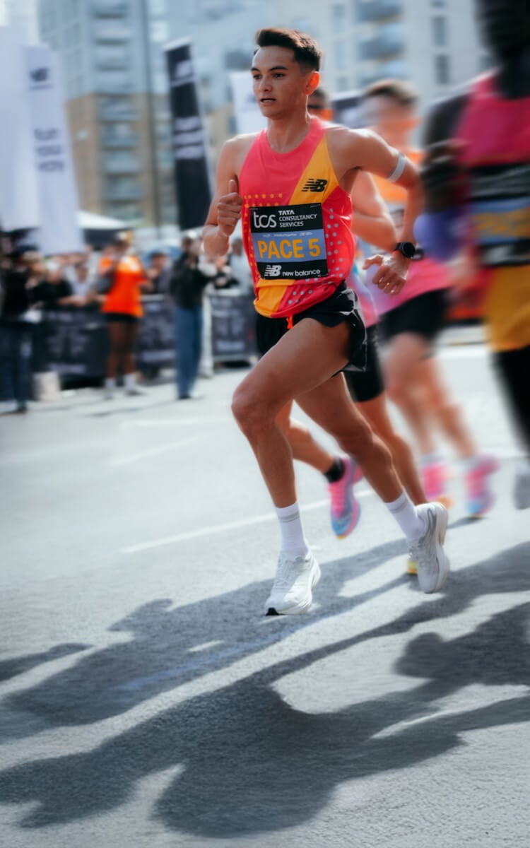 Ragazzo che corre con scarpe da running New Balance SC Elite V6