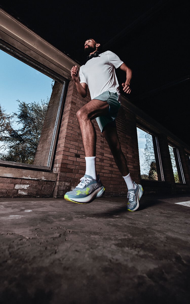 Ragazzo che corre con scarpe da running Under Armour Velociti Distance