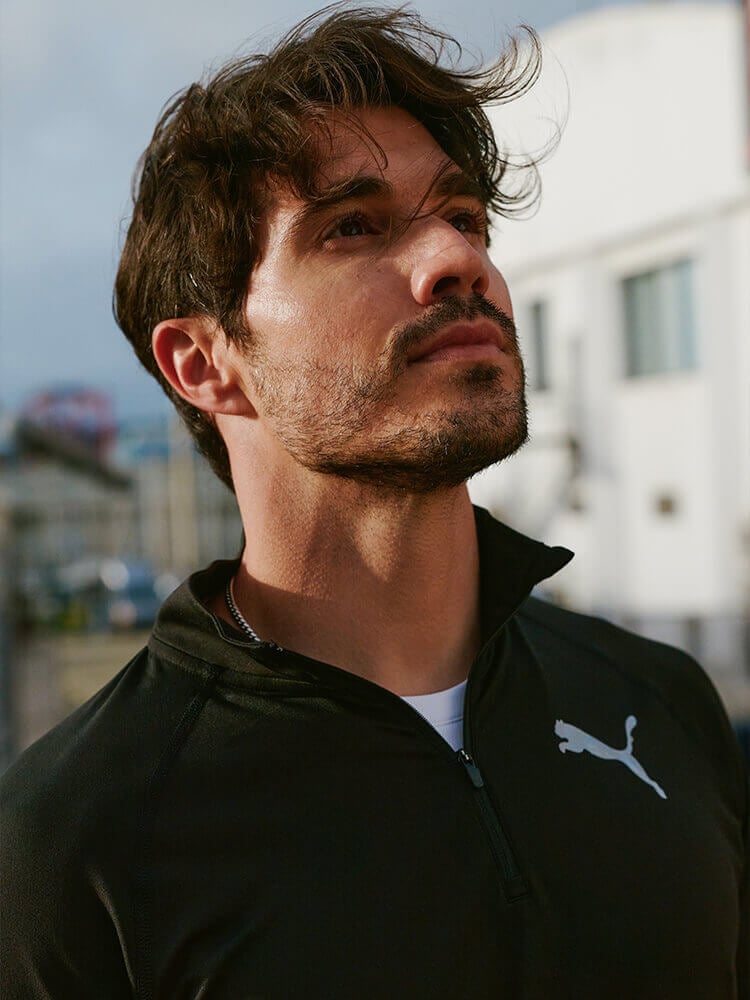 Ragazzo che indossa abbigliamento da running