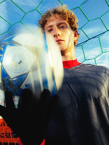 Ragazzo che gioca a calcio