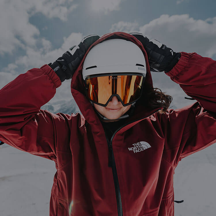 Ragazza che indossa maschera da sci