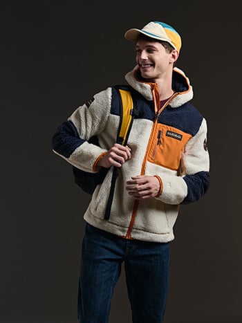 Ragazzo vestito autunnale con pile timberland sportivo alla moda