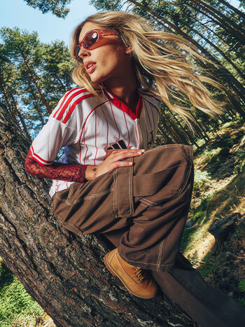 Ragazza che indossa abbigliamento autunnale sportivo alla moda