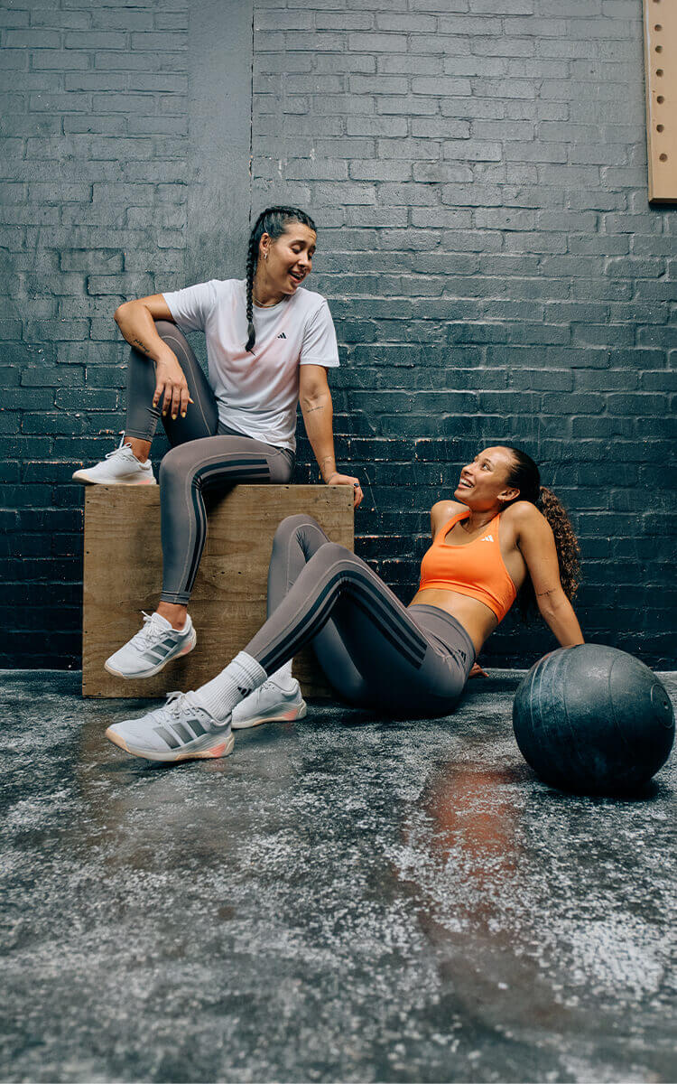 Ragazze che si allenano con abbigliamento training adidas