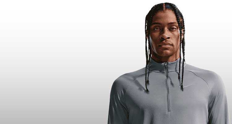 Ragazzo che indossa t-shirt Nike tecnica