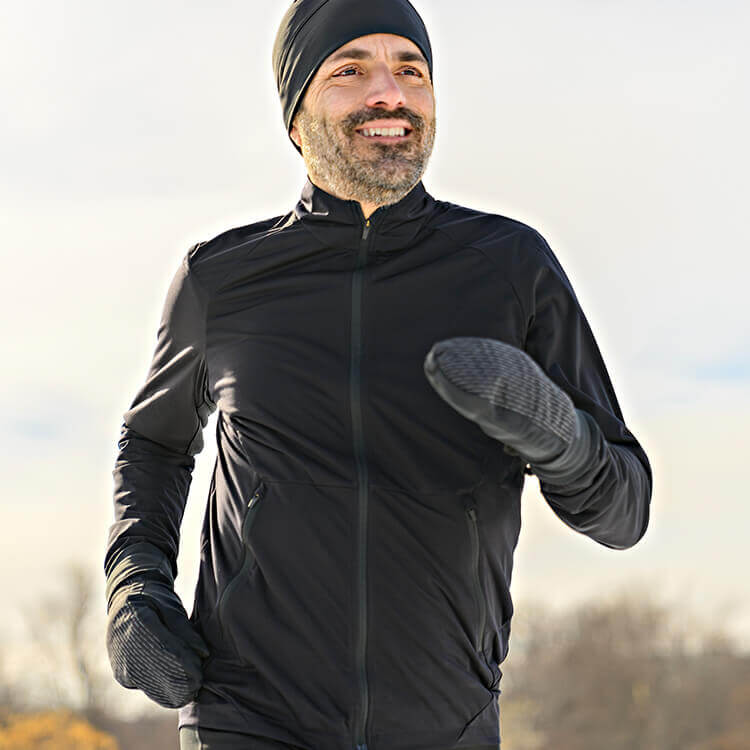 Ragazzo che corre in inverno con guanti