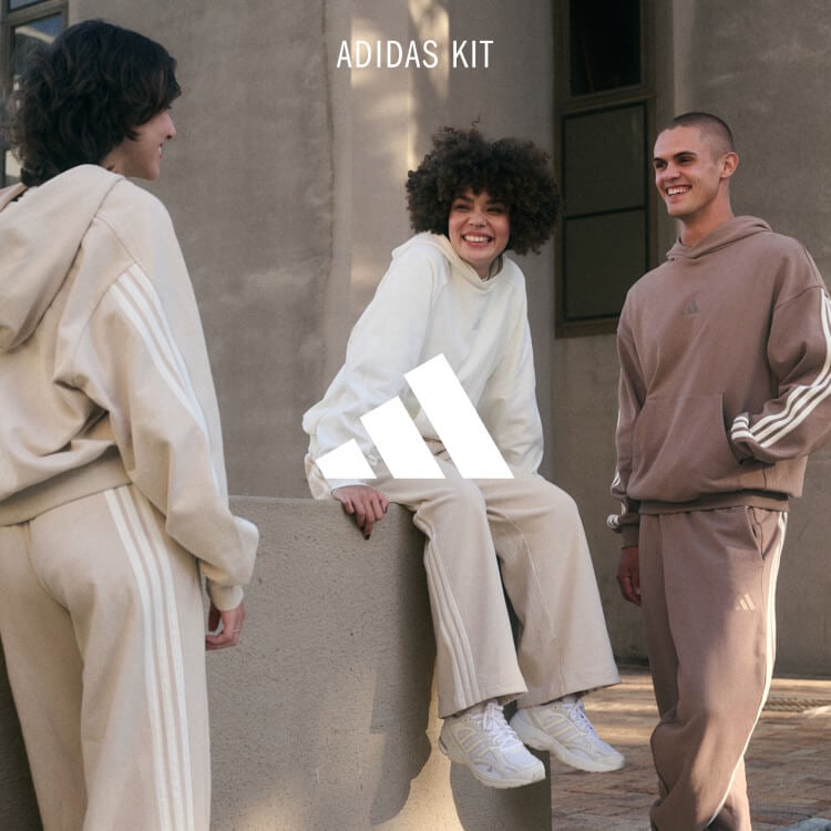Ragazzi che indossano abbigliamento sportswear adidas KIT